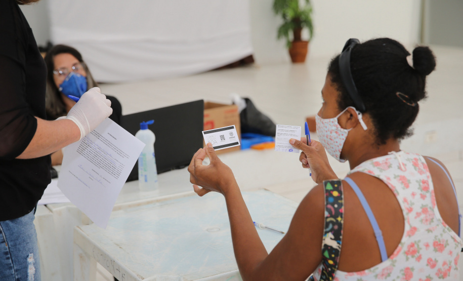 Comida Boa Entrega Cartao Comida Boa nesta terça-feira (12), em Marialva. O programa visa atender pessoas em vulnerabilidade social durante a Pandencia de Covid19. 12/05/2020 - Foto: Geraldo Bubniak/AEN