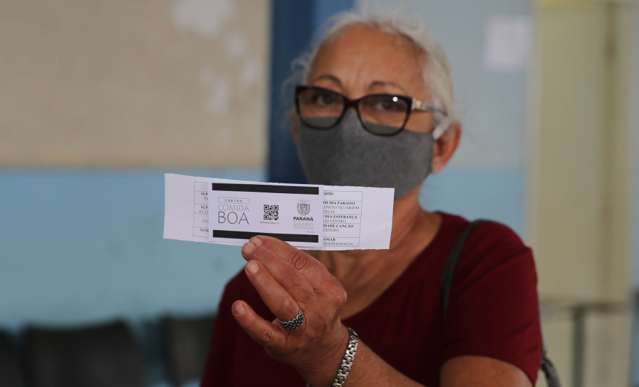 Comida Boa Entrega Cartao Comida Boa nesta terça-feira (12), em Sarandi. O programa visa atender pessoas em vulnerabilidade social durante a Pandencia de Covid19. 12/05/2020 - Foto: Geraldo Bubniak/AEN