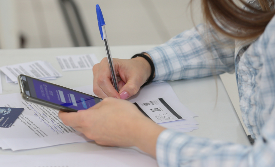 Comida Boa Entrega Cartao Comida Boa nesta terça-feira (12), em Marialva. O programa visa atender pessoas em vulnerabilidade social durante a Pandencia de Covid19. 12/05/2020 - Foto: Geraldo Bubniak/AEN