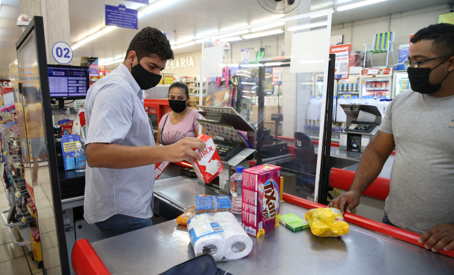 Comida Boa Utilizacao do Cartao Comida Boa nesta terça-feira (12), em Supermercado na cidade de Sarandi. O programa visa atender pessoas em vulnerabilidade social durante a Pandencia de Covid19. 12/05/2020 - Foto: Geraldo Bubniak/AEN