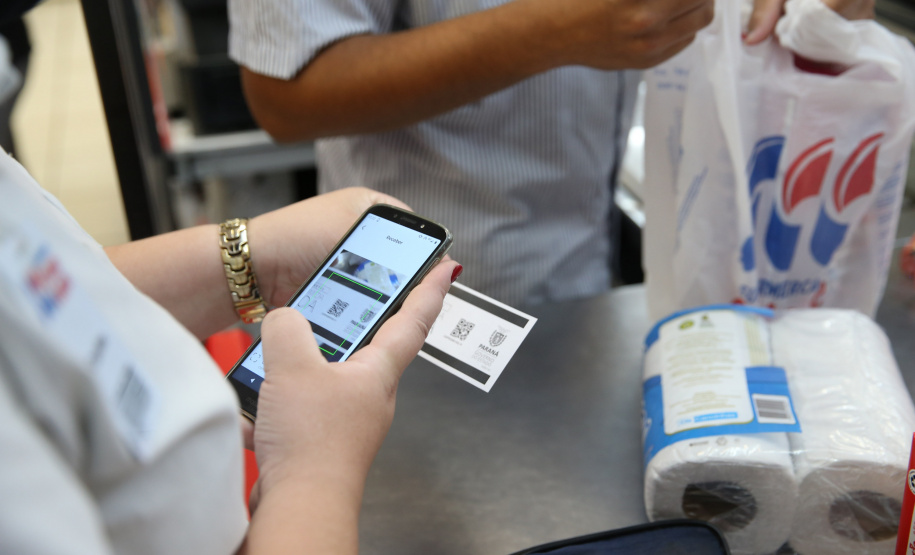 Comida Boa Utilizacao do Cartao Comida Boa nesta terça-feira (12), em Supermercado na cidade de Sarandi. O programa visa atender pessoas em vulnerabilidade social durante a Pandencia de Covid19. 12/05/2020 - Foto: Geraldo Bubniak/AEN