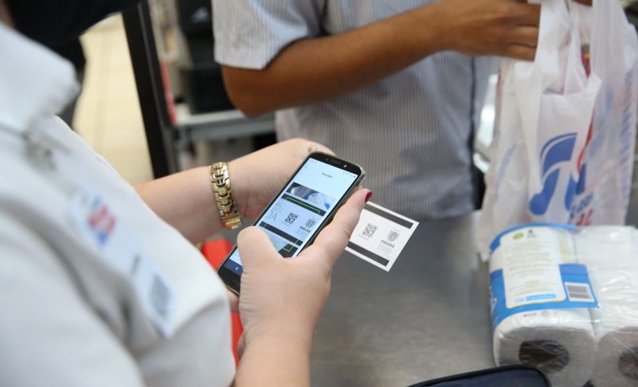Comida Boa Utilizacao do Cartao Comida Boa nesta terça-feira (12), em Supermercado na cidade de Sarandi. O programa visa atender pessoas em vulnerabilidade social durante a Pandencia de Covid19. 12/05/2020 - Foto: Geraldo Bubniak/AEN