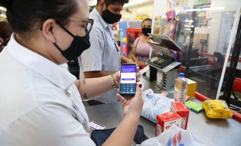 Comida Boa Utilizacao do Cartao Comida Boa nesta terça-feira (12), em Supermercado na cidade de Sarandi. O programa visa atender pessoas em vulnerabilidade social durante a Pandencia de Covid19. 12/05/2020 - Foto: Geraldo Bubniak/AEN