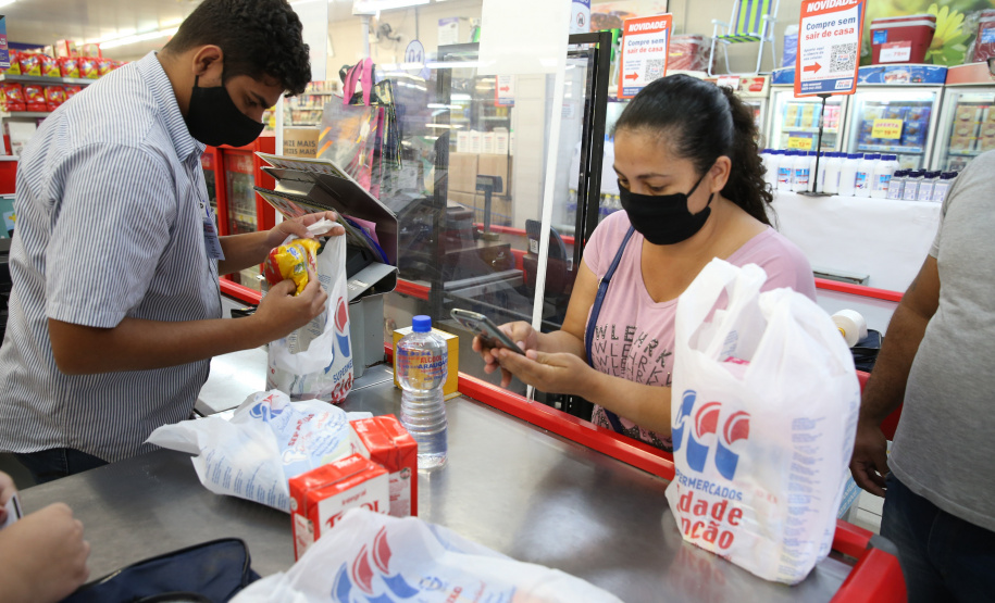 Comida Boa Utilizacao do Cartao Comida Boa nesta terça-feira (12), em Supermercado na cidade de Sarandi. O programa visa atender pessoas em vulnerabilidade social durante a Pandencia de Covid19. 12/05/2020 - Foto: Geraldo Bubniak/AEN