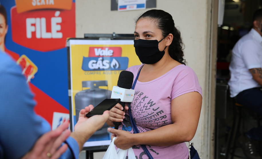 Comida Boa Utilizacao do Cartao Comida Boa nesta terça-feira (12), em Supermercado na cidade de Sarandi. O programa visa atender pessoas em vulnerabilidade social durante a Pandencia de Covid19. 12/05/2020 - Foto: Geraldo Bubniak/AEN