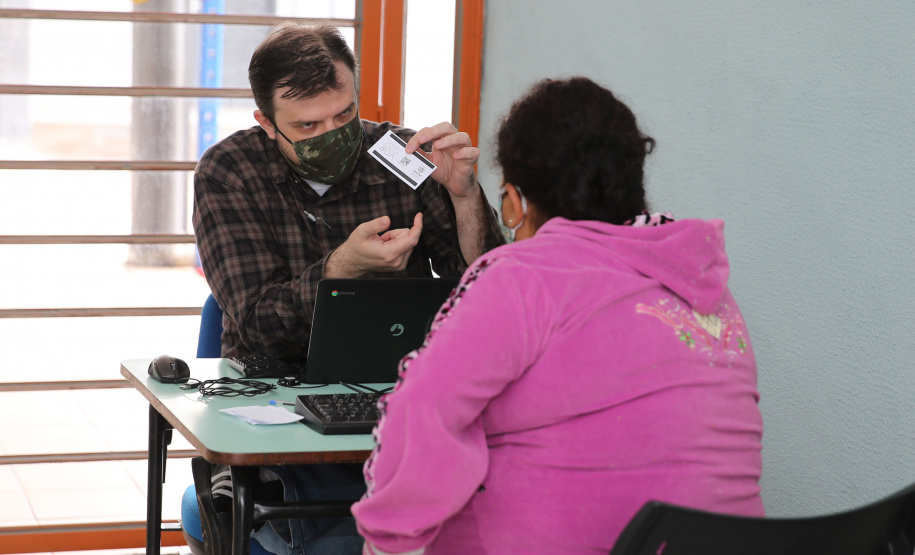 Comida Boa Entrega Cartao Comida Boa nesta quarta-feira (13), em Londrina. O programa visa atender pessoas em vulnerabilidade social durante a Pandencia de Covid19. 13/05/2020 - Foto: Geraldo Bubniak/AEN