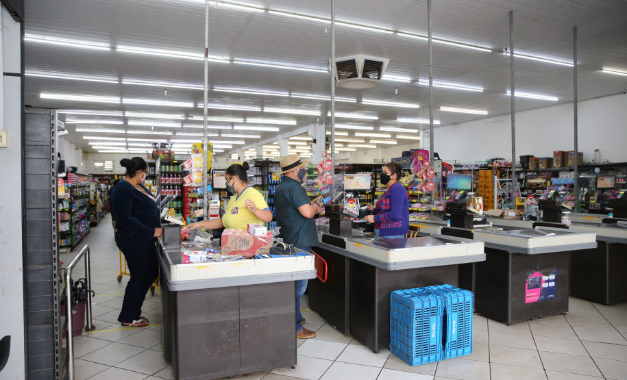 Comida Boa Utilizaçao do Cartao Comida Boa nesta quarta-feira (13), em Bela Vista do Paraiso. O programa visa atender pessoas em vulnerabilidade social durante a Pandencia de Covid19. 13/05/2020 - Foto: Geraldo Bubniak/AEN