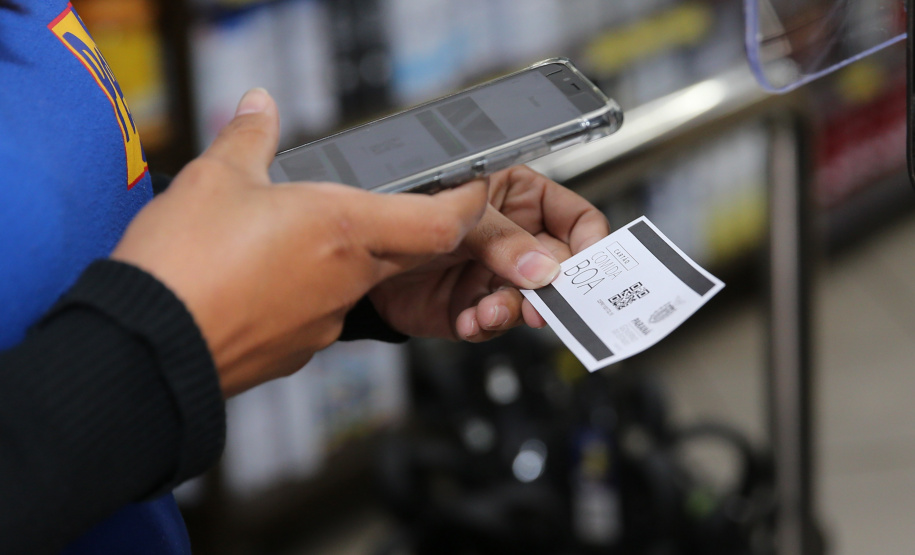 Comida Boa Utilizaçao do Cartao Comida Boa nesta quarta-feira (13), em Bela Vista do Paraiso. O programa visa atender pessoas em vulnerabilidade social durante a Pandencia de Covid19. 13/05/2020 - Foto: Geraldo Bubniak/AEN
