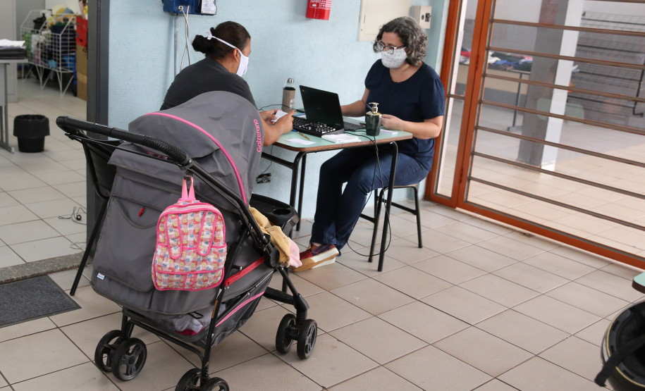 Comida Boa Entrega Cartao Comida Boa nesta quarta-feira (13), em Londrina. O programa visa atender pessoas em vulnerabilidade social durante a Pandencia de Covid19. 13/05/2020 - Foto: Geraldo Bubniak/AEN