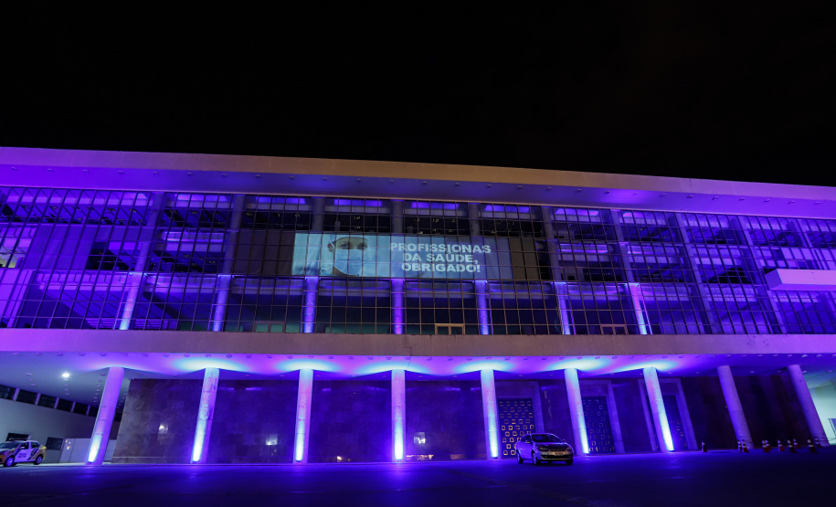 Projeções no Palácio Iguaçu homenageiam profissionais da saúde