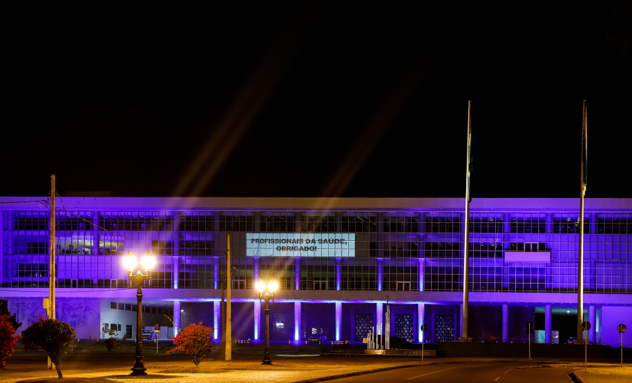 Projeções no Palácio Iguaçu homenageiam profissionais da saúde