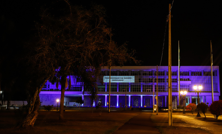 Projeções no Palácio Iguaçu homenageiam profissionais da saúde
