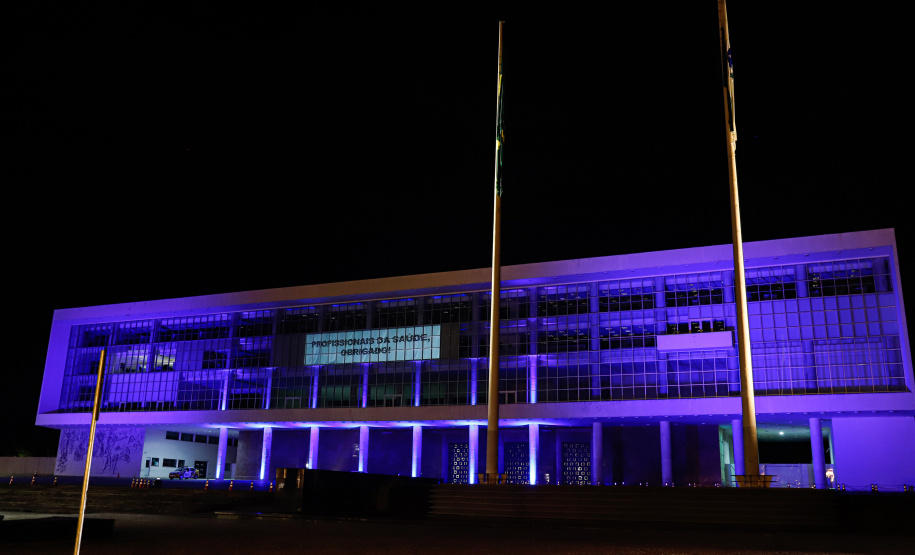 Projeções no Palácio Iguaçu homenageiam profissionais da saúde