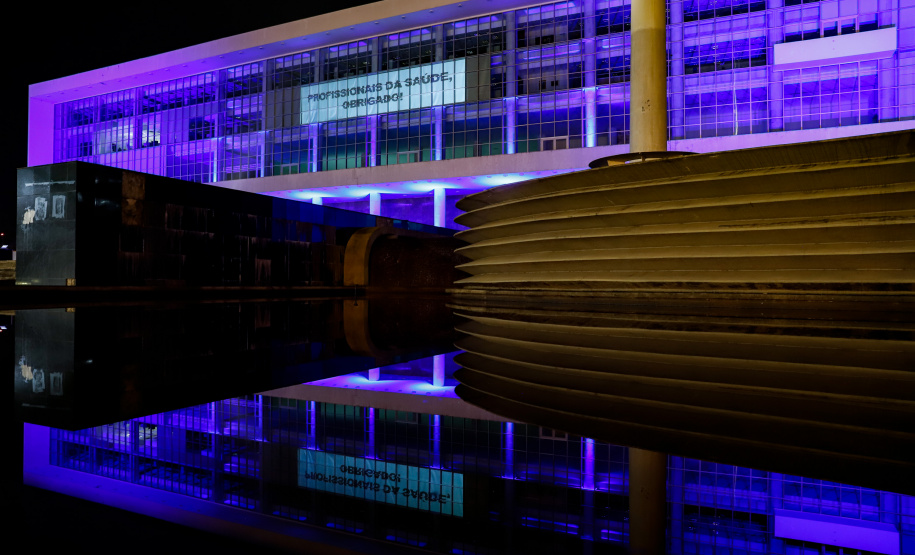 Projeções no Palácio Iguaçu homenageiam profissionais da saúde