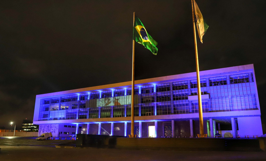 Projeções no Palácio Iguaçu homenageiam profissionais da saúde. Foto: José Fernando Ogura/AEN