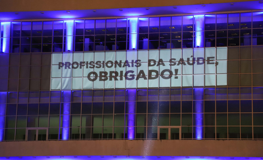 Projeções no Palácio Iguaçu homenageiam profissionais da saúde. Foto: José Fernando Ogura/AEN