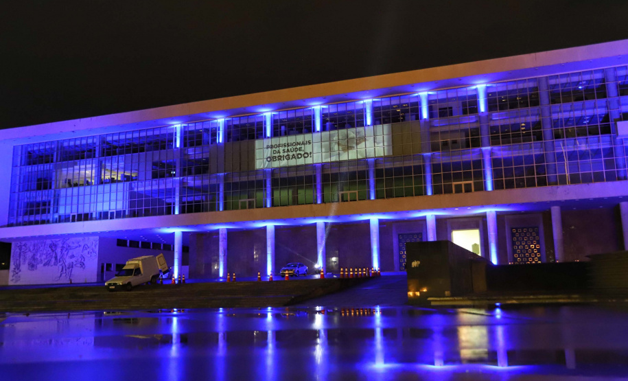 Projeções no Palácio Iguaçu homenageiam profissionais da saúde. Foto: José Fernando Ogura/AEN