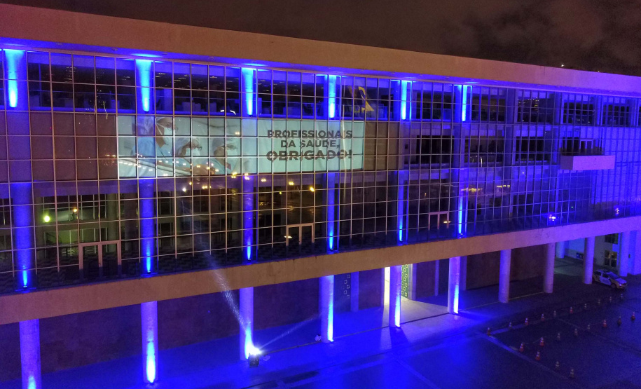 Projeções no Palácio Iguaçu homenageiam profissionais da saúde. Foto: José Fernando Ogura/AEN