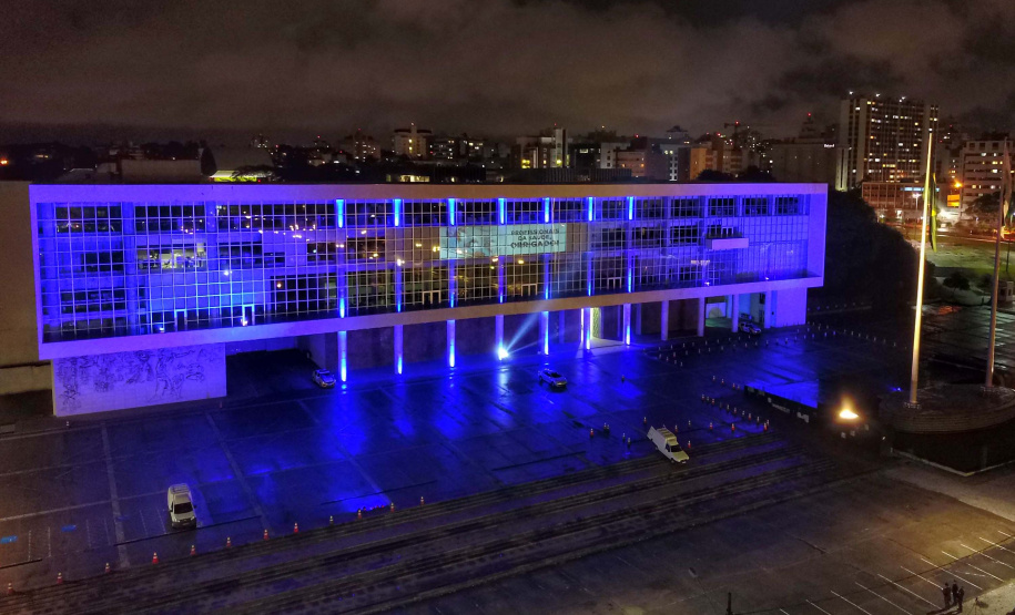 Projeções no Palácio Iguaçu homenageiam profissionais da saúde. Foto: José Fernando Ogura/AEN