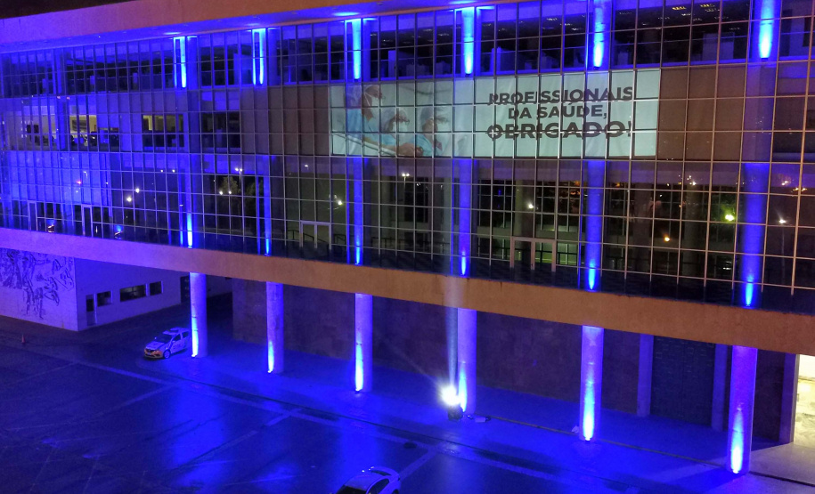 Projeções no Palácio Iguaçu homenageiam profissionais da saúde. Foto: José Fernando Ogura/AEN
