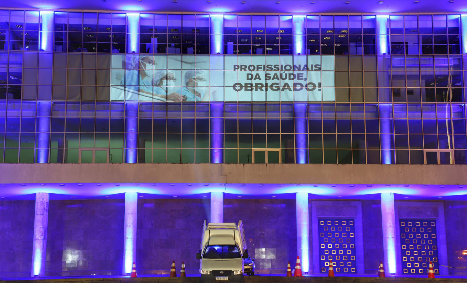 Projeções no Palácio Iguaçu homenageiam profissionais da saúde. Foto: José Fernando Ogura/AEN
