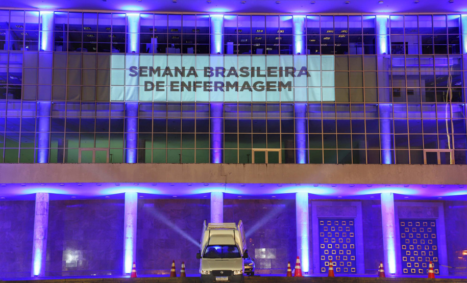 Projeções no Palácio Iguaçu homenageiam profissionais da saúde. Foto: José Fernando Ogura/AEN