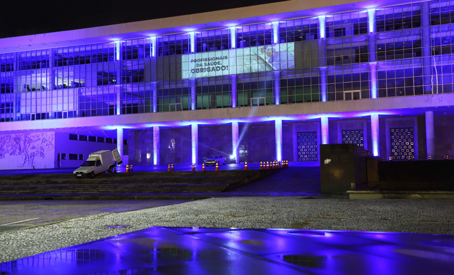 Projeções no Palácio Iguaçu homenageiam profissionais da saúde. Foto: José Fernando Ogura/AEN