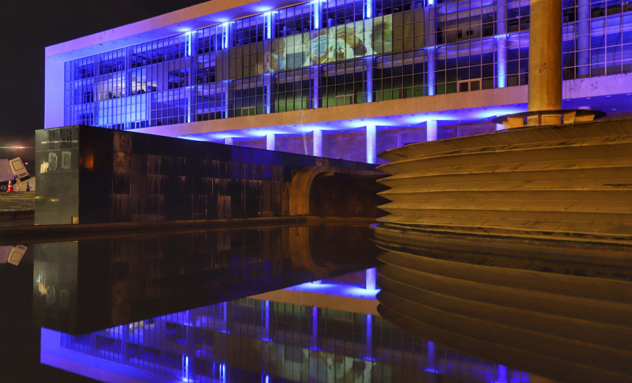 Projeções no Palácio Iguaçu homenageiam profissionais da saúde. Foto: José Fernando Ogura/AEN