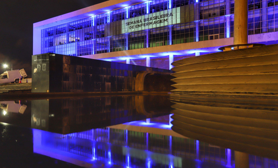 Projeções no Palácio Iguaçu homenageiam profissionais da saúde. Foto: José Fernando Ogura/AEN