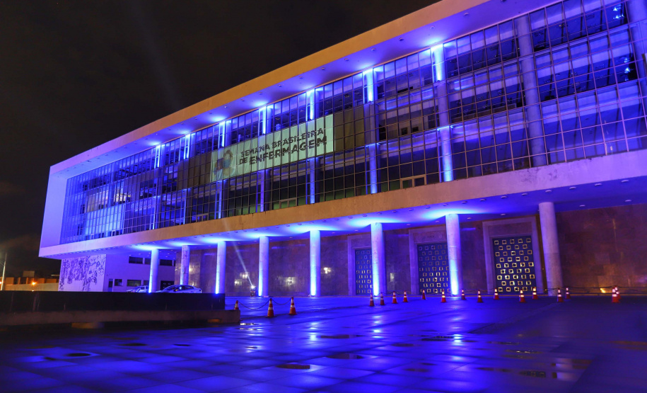 Projeções no Palácio Iguaçu homenageiam profissionais da saúde. Foto: José Fernando Ogura/AEN