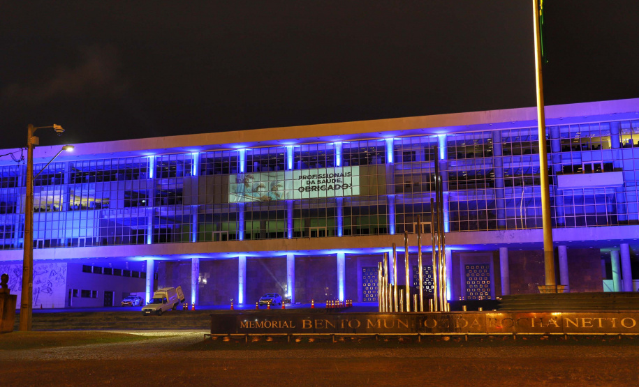 Projeções no Palácio Iguaçu homenageiam profissionais da saúde. Foto: José Fernando Ogura/AEN