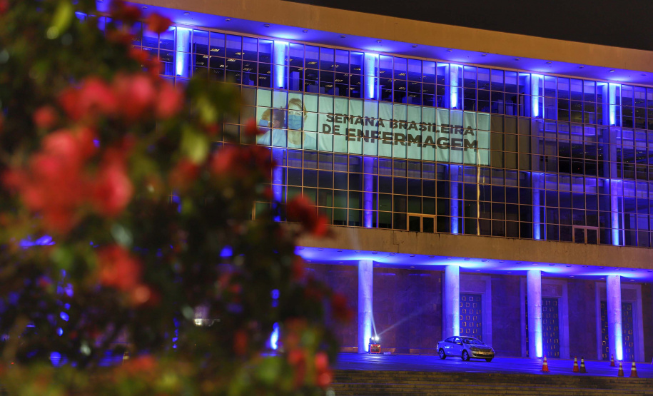 Projeções no Palácio Iguaçu homenageiam profissionais da saúde. Foto: José Fernando Ogura/AEN