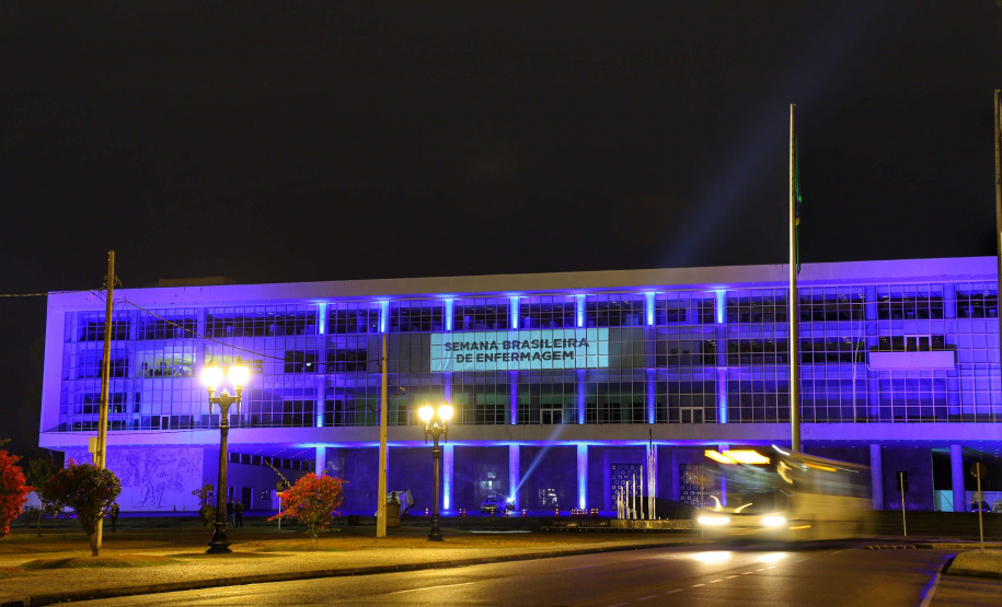 Projeções no Palácio Iguaçu homenageiam profissionais da saúde. Foto: José Fernando Ogura/AEN
