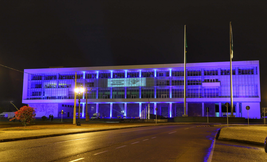 Projeções no Palácio Iguaçu homenageiam profissionais da saúde. Foto: José Fernando Ogura/AEN