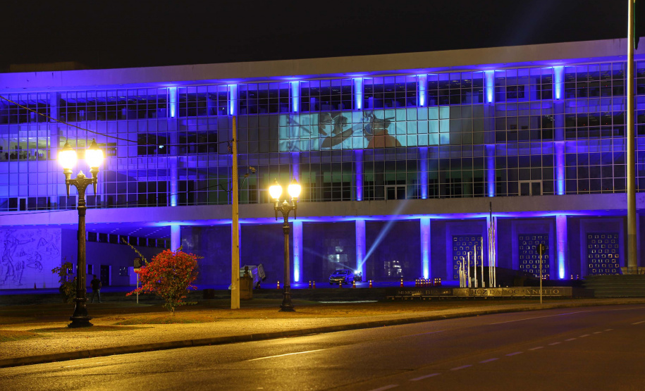 Projeções no Palácio Iguaçu homenageiam profissionais da saúde. Foto: José Fernando Ogura/AEN