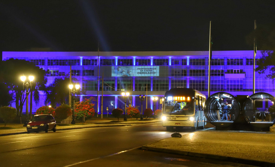 Projeções no Palácio Iguaçu homenageiam profissionais da saúde. Foto: José Fernando Ogura/AEN