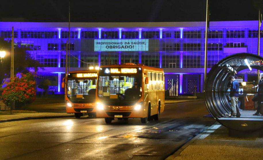 Projeções no Palácio Iguaçu homenageiam profissionais da saúde. Foto: José Fernando Ogura/AEN