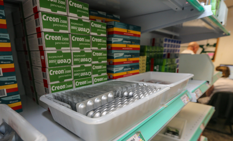 As Farmácias do Estado reforçaram o sistema para entrega de medicamentos em Curitiba, Londrina, Maringá e Cascavel. Também foi autorizada a renovação automática dos tratamentos dos pacientes já cadastrados. O Paraná tem mais de 262 mil usuários no sistema.Foto: Geraldo Bubniak/AEN