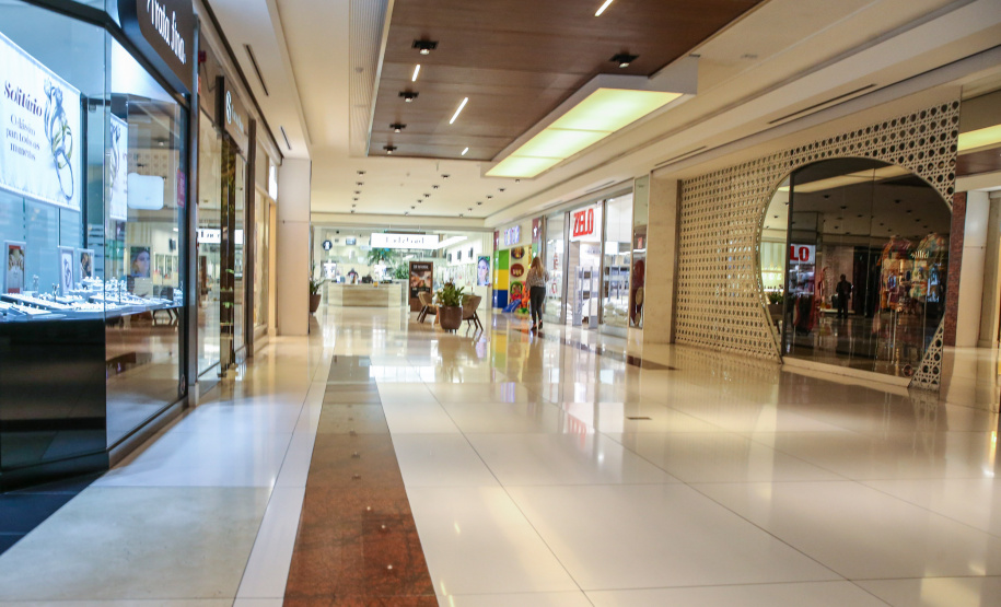 Estado determina fechamento de shoppings e academias Estado determina fechamento de shoppings e academias. Medida foi adotada por decreto emitido nesta quinta-feira (19) e vale por tempo indeterminado. Também há recomendação para que bares e restaurantes fechem as portas até meia-noite Ações se somam a outras iniciativas para evitar a propagação do novo coronavírus. Curitiba, 19/03/2020 - Foto: Geraldo Bubniak/AEN