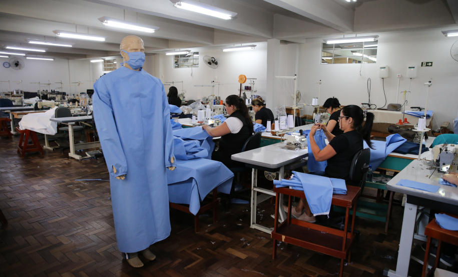 Uniformes Covid AVM Produção de uniformes e mascaras pela Associação da Vila Militar do Paraná Confecções. Curitiba, 27/03/2020 - Foto: Geraldo Bubniak/AEN
