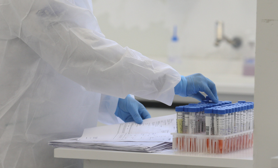 lacen gov Laboratório Central do Estado - LACEN - Recepção de amostras para teste do Coronavirus. Curitiba, 01/04/2020 - Foto: Geraldo Bubniak/AEN