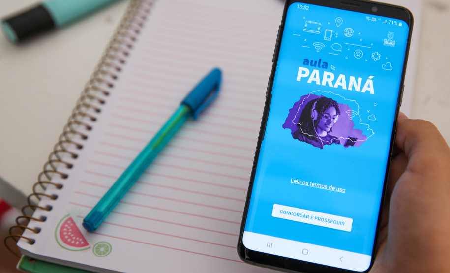 App Aula Parana Os estudantes da rede estadual de Educação do Paraná já podem baixar o aplicativo Aula Paraná, por meio do qual poderão acompanhar a produção EaD da Secretaria do Estado da Educação e do Esporte (Seed), alternativa que será utilizada enquanto perdurar a crise do coronavírus no país. Curitiba - 06/04/2020 - Foto: Geraldo Bubniak/AEN