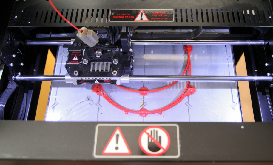 Fabricação de máscara escudo. Foto: Ari Dais