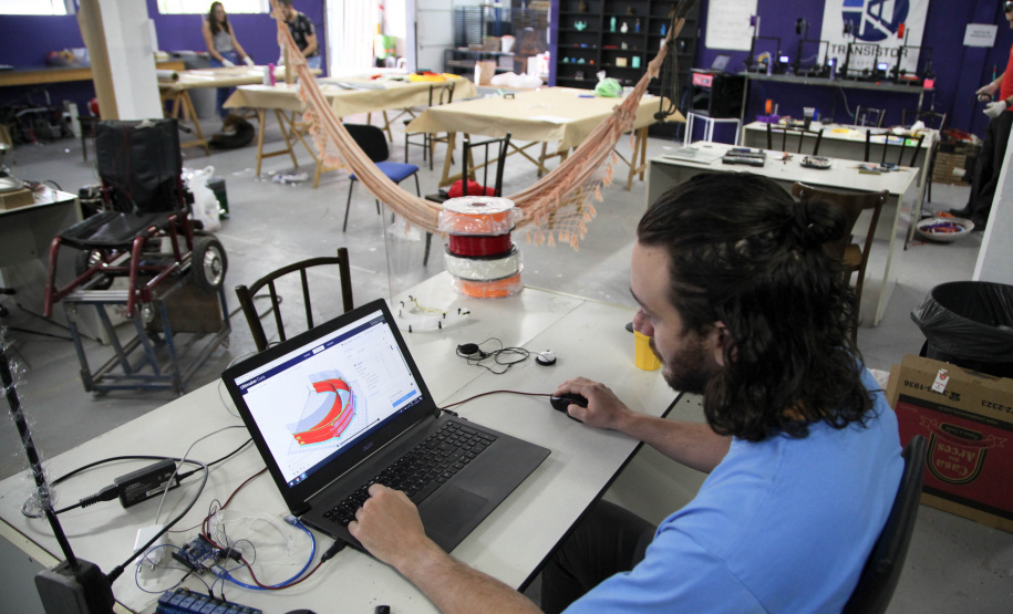 Fabricação de máscara escudo. Foto: Ari Dais