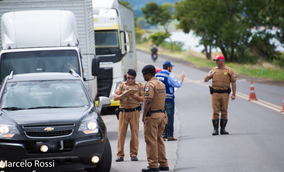 Servidores da saúde, da segurança pública (estadual e federal), bolsistas e os técnicos da Adapar estruturaram e operam desde março barreiras físicas nas divisas com São Paulo e Santa Catarina para medição de temperatura, monitoramento e orientação de quem vai circular pelo Paraná. Os profissionais também utilizam o aplicativo COVID19 Paraná para auxiliar no monitoramento. Foto: Adapar