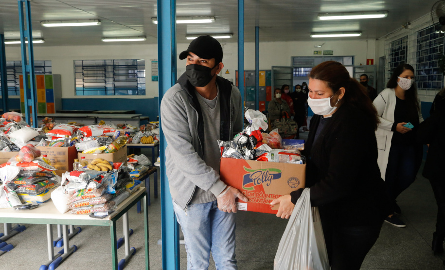 Entrega da merenda escolar.Foto Gilson Abreu