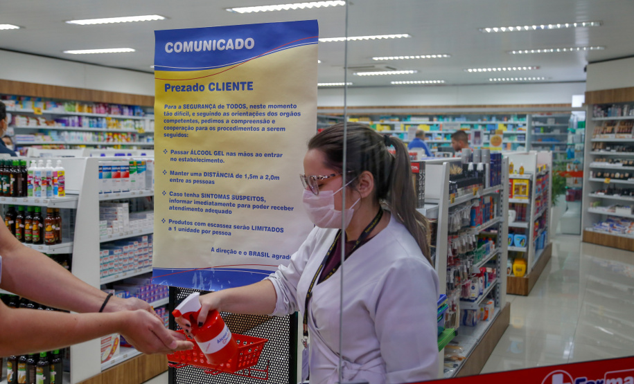 23/03.2020 Farmacia cumprindo a regulamentação.Foto Gilson Abreu
