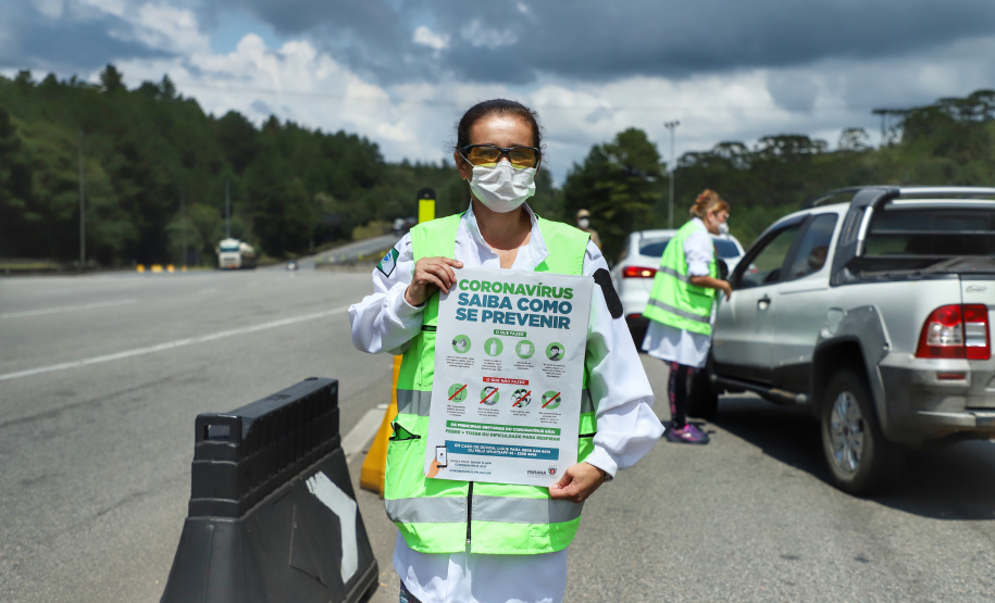 Servidores da saúde, da segurança pública (estadual e federal), bolsistas e os técnicos da Adapar estruturaram e operam desde março barreiras físicas nas divisas com São Paulo e Santa Catarina para medição de temperatura, monitoramento e orientação de quem vai circular pelo Paraná. Os profissionais também utilizam o aplicativo COVID19 Paraná para auxiliar no monitoramento.