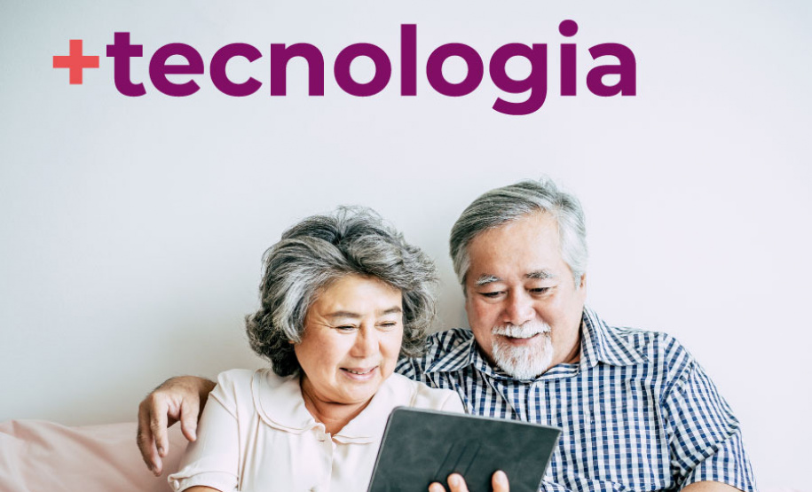 Empregados da Celepar ajudam população a usar tecnologias. Imagem: Celepar