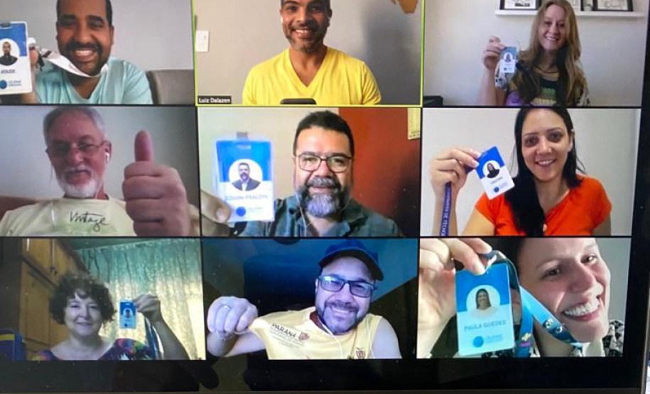 Empregados da Celepar ajudam população a usar tecnologias. Imagem: Celepar